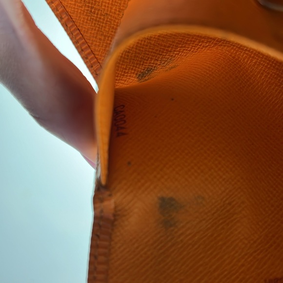 Louis Vuitton Orange Epi 4 key holder - Picture 11 of 12